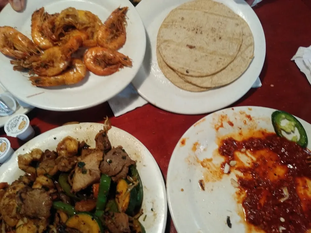 Camarones Asados Y Un Platillo de Tierra Y Mariscos Con Una Salsa Bien Rica